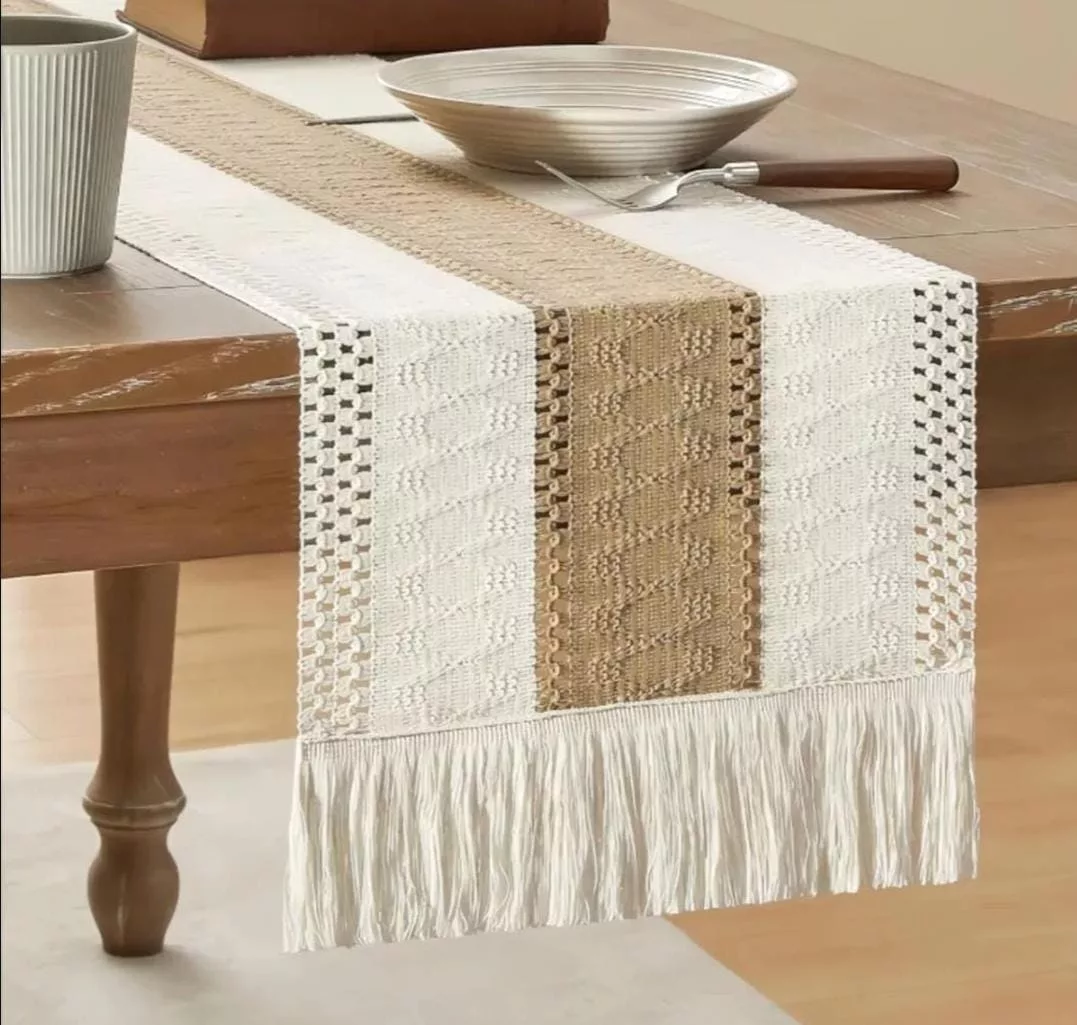 Fino camino de mesa tejido a mano de algodón suave y lino.