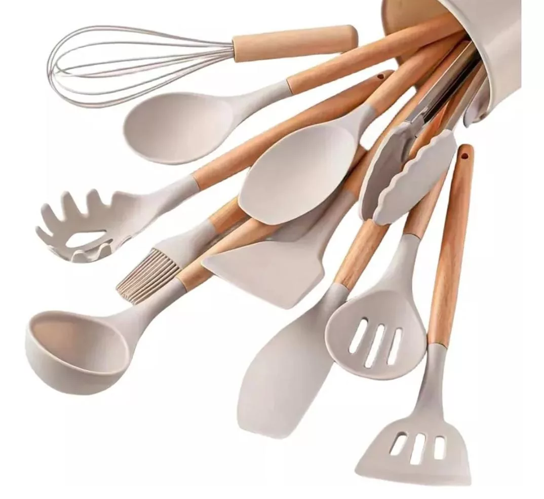 Juego de 12 Utensilios de Cocina de Silicona y madera. (Batidor, cuchara, servidor de pasta, cuchara de servicio, cuchara ranurada, tirador, tirador ranurado, cepillo de tostado, pinzas de cocina, espátula y titular.
