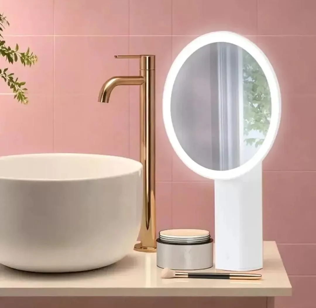 Espejo de maquillaje ajustable. Fijo y portátil con 3 niveles de luz led ajustables. De 36 Cms X 22.