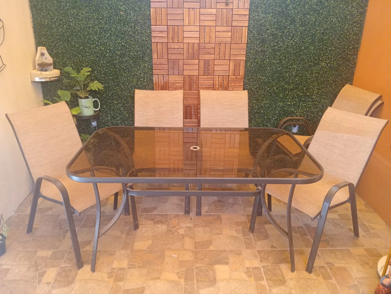 Juego de jardín para 6 personas   Mesa de cristal con metal color chocolate, mide 1.50 X .90 mts  Sillas con metal color chocolate y textilene en color beige  No incluye sombrilla pero si tiene el orificio para ponerle una  Este juego de jardín es ideal para disfrutar al aire libre, en una terraza, jardín, área de alberca, etc. Este conjunto de 7 piezas incluye mesa y 6 cómodas sillas en donde disfrutarás de grandes momentos con tu familia y amigos.  Resistente, duradero, ideal para resistir las inclemencias del tiempo.